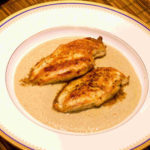 Escalopes de poulet sauce aux pignons