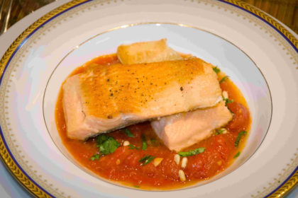 Filets de truite sauce tomate, miel et pignons