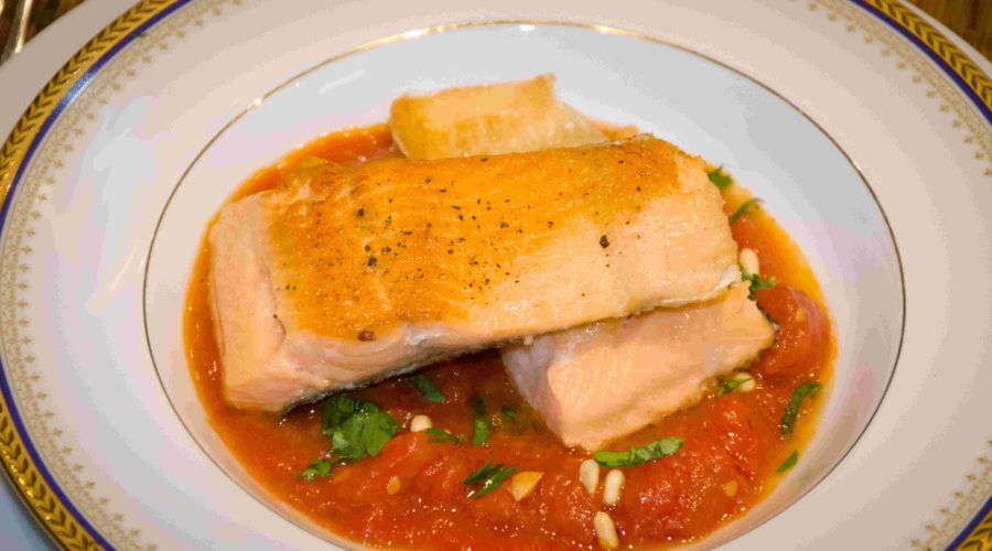 Filets de truite sauce tomate, miel et pignons