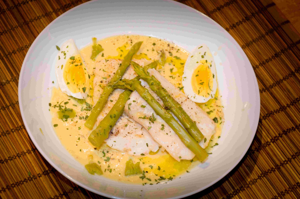 Dos de merlu sauce aux amandes et jaunes d’œuf