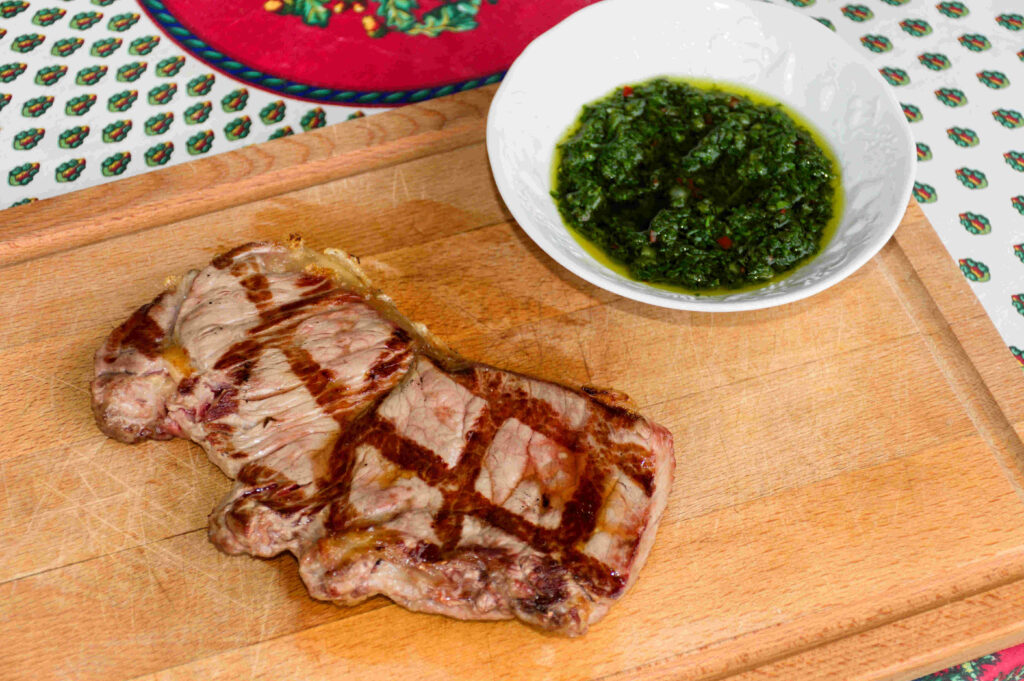 Bife de chorizo sauce chimichurri