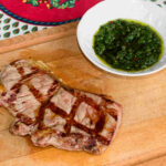 Bife de chorizo sauce chimichurri